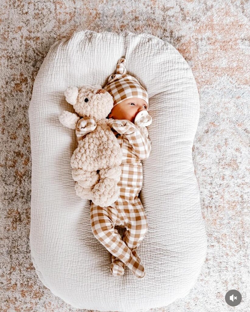 Idee voor mijlpaalfoto's van baby, leg maandelijks de snuggler naast de baby om de groei te zien.