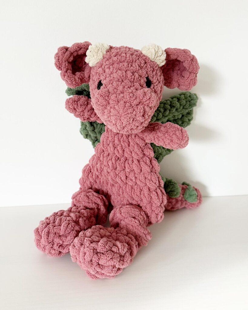 Snuggler draakje, voorbeeld van onze veilige knuffels voor kleine kinderen.