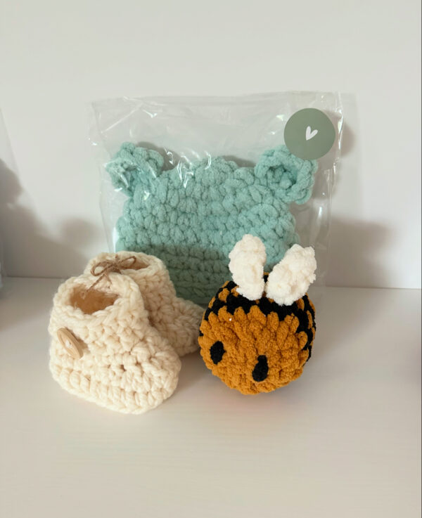 Cadeauset: mutsje, slofjes en bij (diverse kleuren)