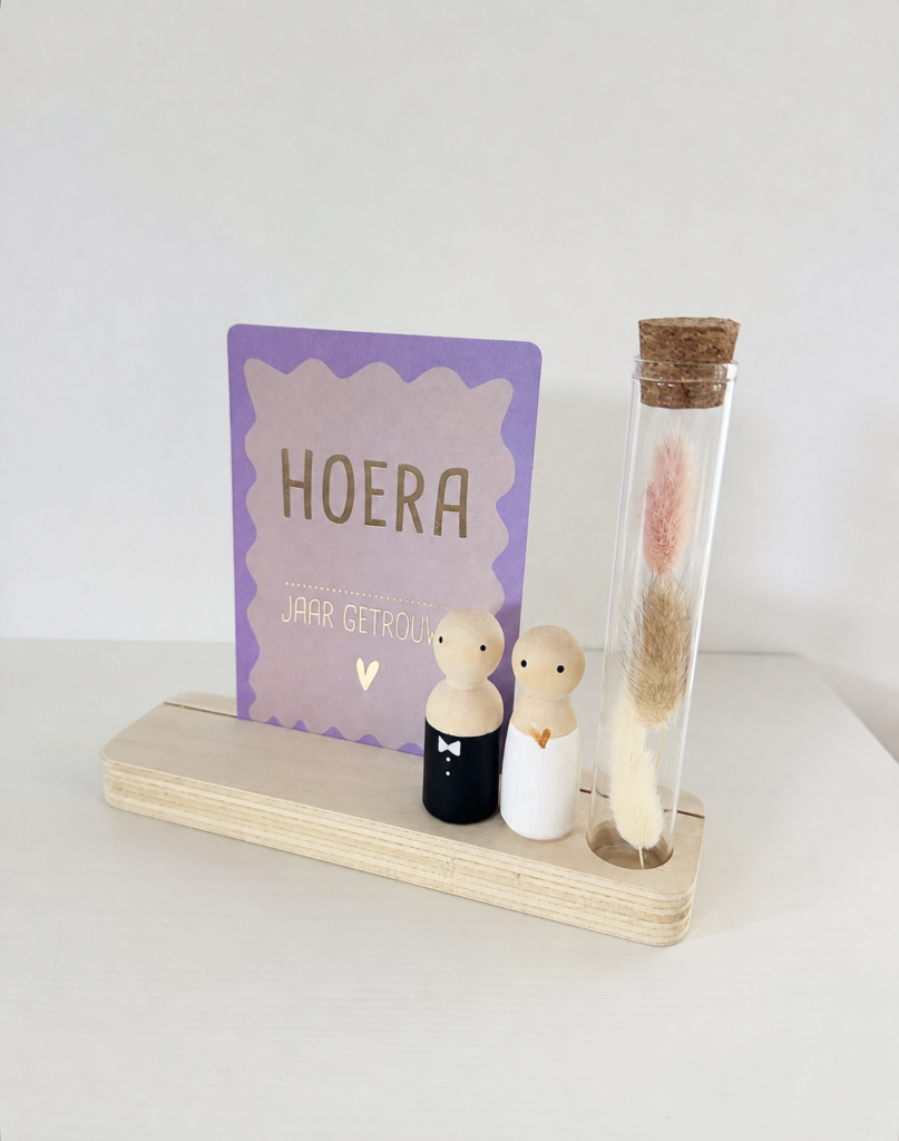Cadeau voor huwelijksjubileum met kaart, handgeschilderd bruidspaar en droogbloemen